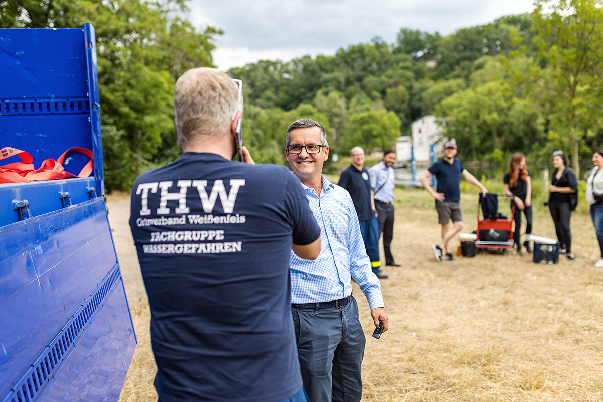 THW Miartbeiter begrüßt Herrn Meinhardt von den Stadtwerken Weißenfels