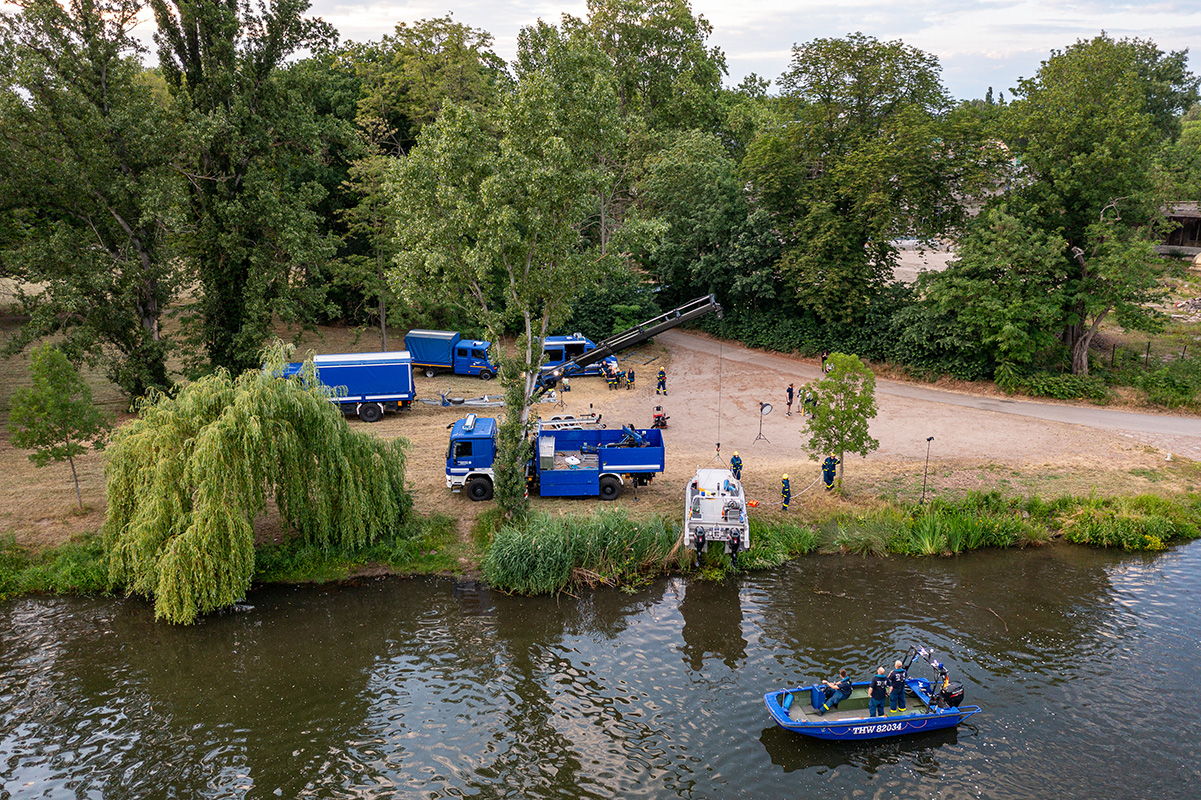 Rettungseinsatz der THW auf der Saale von Weitem zu sehen