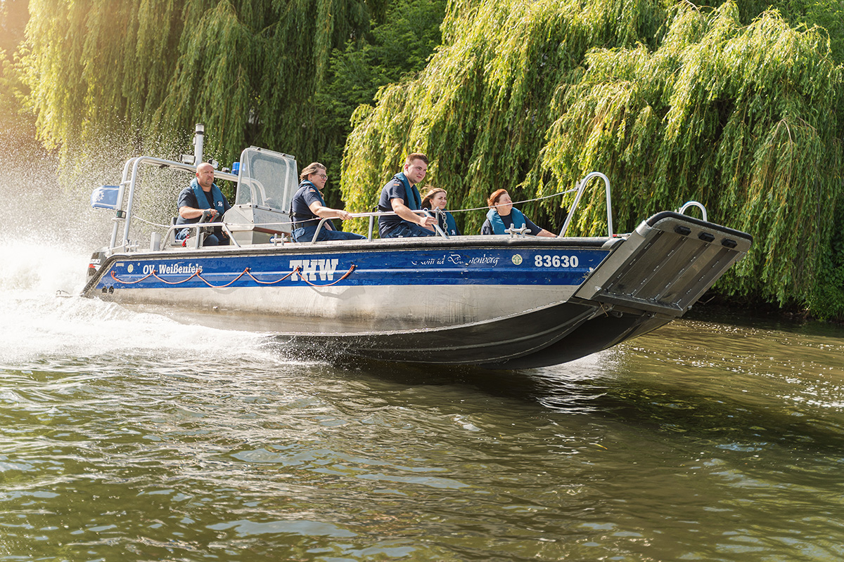 Speedboot des THW fährt schnell über die Salle