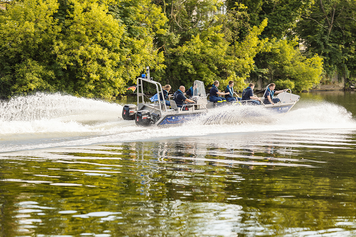 Einsatzboot des THW fährt schnell über die Saale