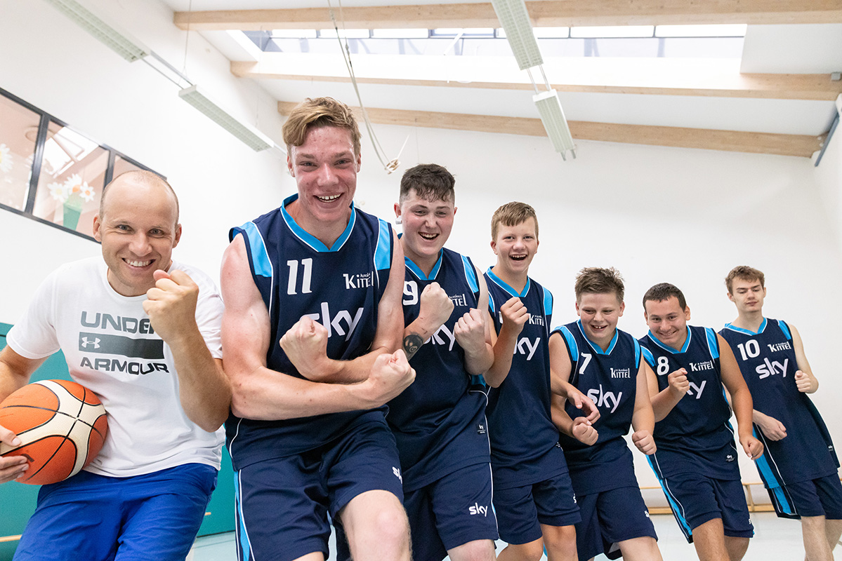 Basketballmannschaft freut sich und jubelt in die Kamera