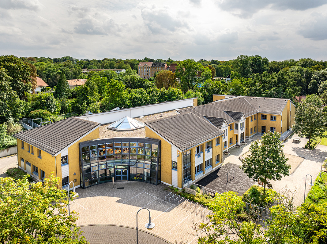 Gebäude der Schlossgartenschule aus der Vogelperspektive zu sehen
