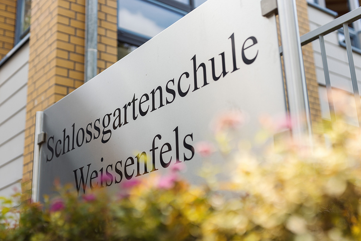 Schild der Schlossgartenschule Weißenfels zu sehen
