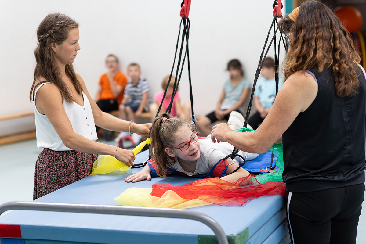 Besondere Hängeschaukel für Kinder mit einer Beeinträchtigung wird ausprobiert