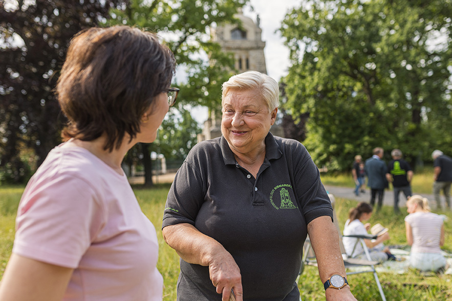 Zwei Frauen unterhalten sich beim Fest zum Bismarckturm