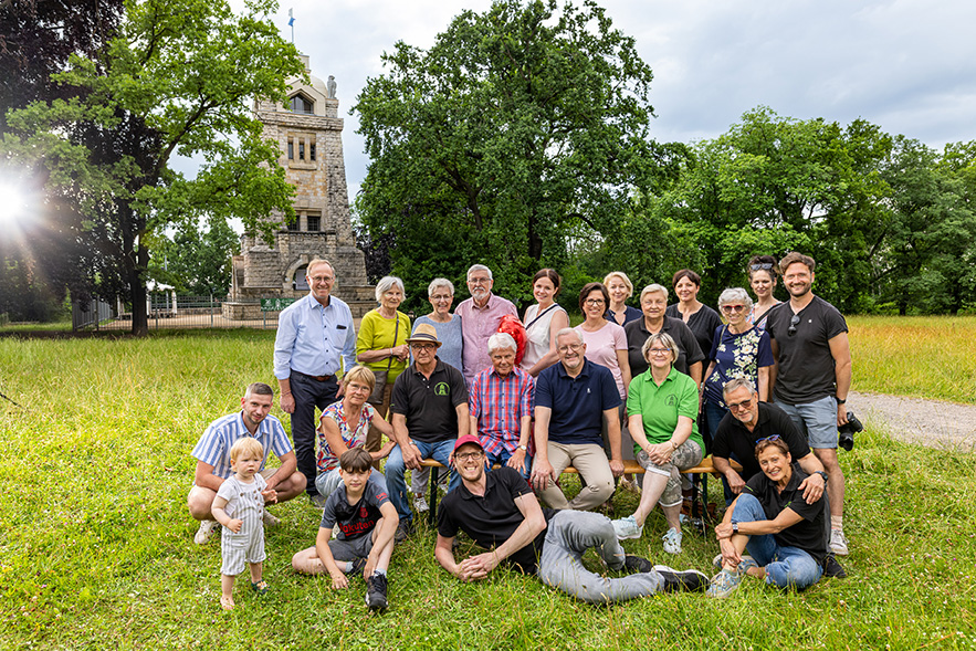 Das Team des Weißenfelser Bismarckturmverein e.V. macht ein Gruppenbild vor dem Bismarckturm