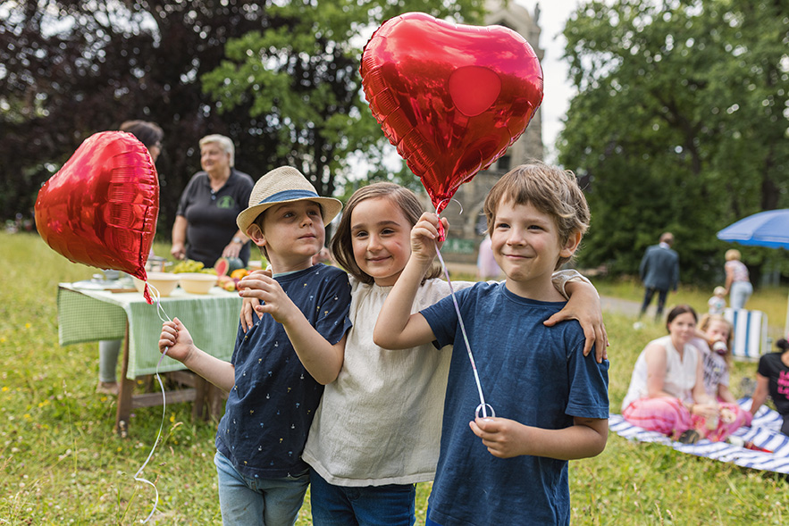 Kinder mit roten Herzballons vor dem Bismarckturm in Weißenfels