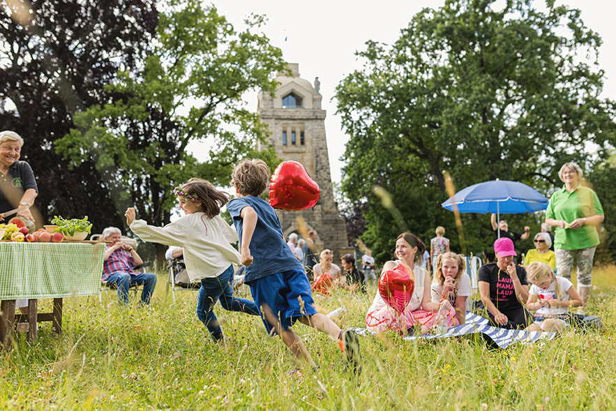 Picknick mit spielenden Kindern vor dem Bismarckturm